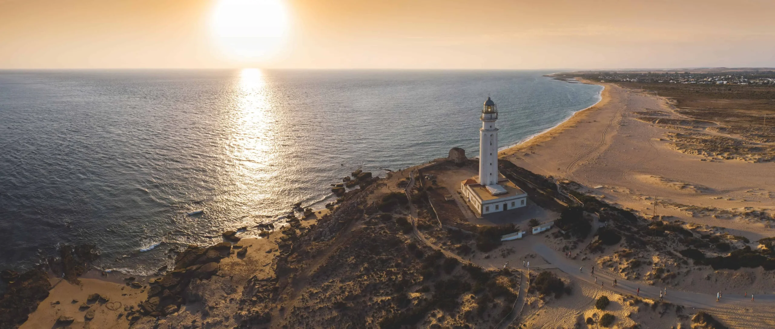 Faro de Trafalgar: Un Gigante de Luz entre la Historia y la Polémica Medioambiental