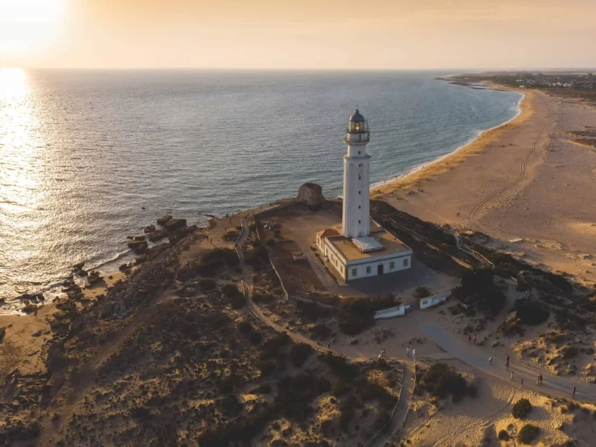 Faro de Trafalgar: Un Gigante de Luz entre la Historia y la Polémica Medioambiental